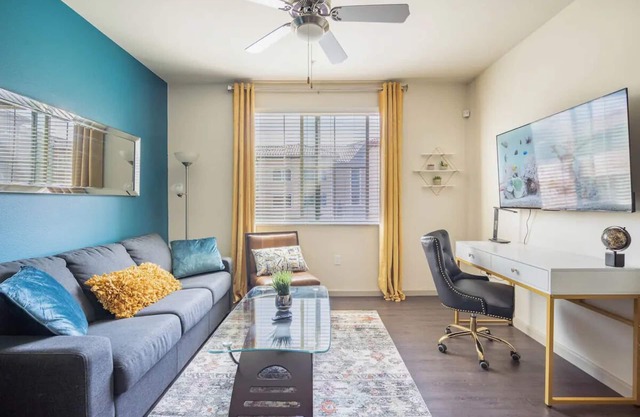 Luxury Suite King Bed 👑 Wi-Fi Pool Gym ✦ 55" Smart TVs 📺 Full Kitchen