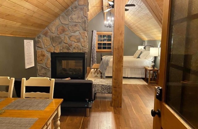 Luxury Suite on 7 Acres of Woods! Fireplace, Whirlpool!