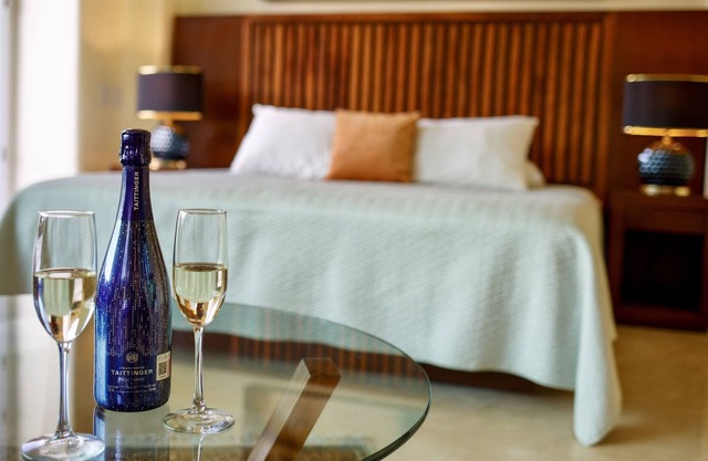 Luxus Suite mit Blick auf den Wasserfall, das Meer und den Pool