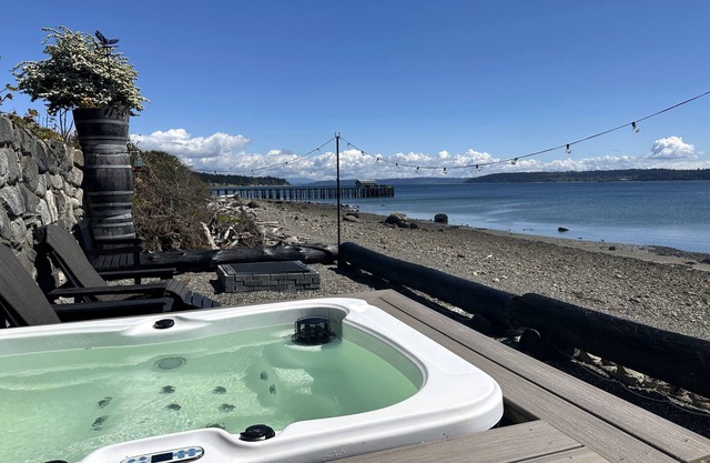 Luxury suite with kitchen and hot tub area on the water’s edge of Penn Cove