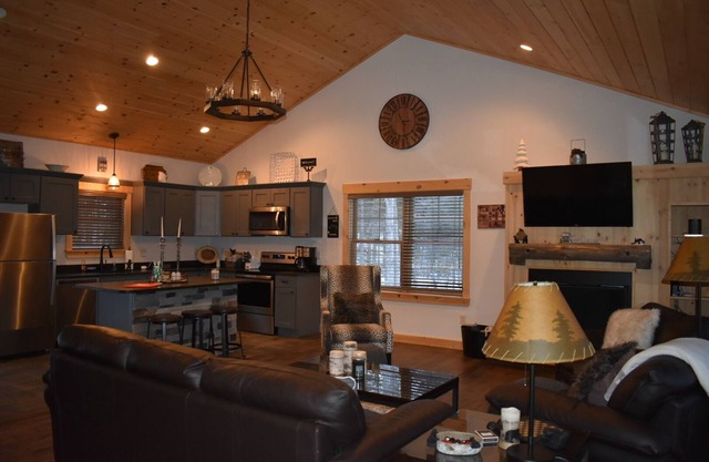 Luxury Sunday River Ski House - 4BR Mountain Retreat - 10 Min to Slopes