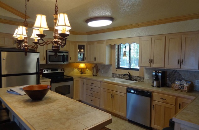 Luxury three bedroom, three bath cottage with hot overlooking Lake Ouachita. by RedAwning