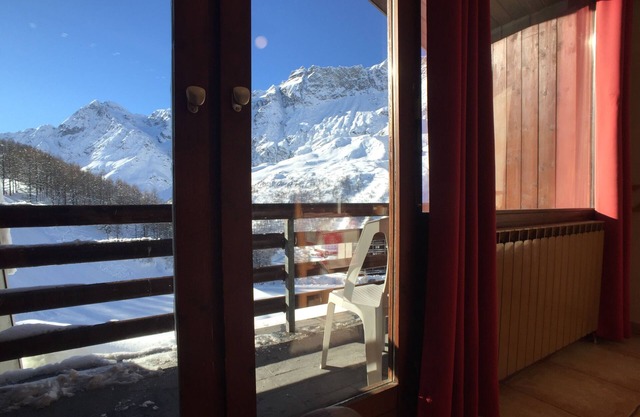 Luxury three-room apartment in Cervinia SCI and SAUNA, facing ski slopes.
