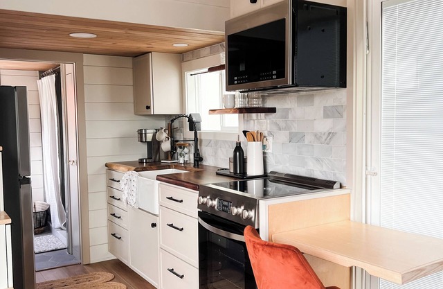 Luxury Tiny Home Getaway - Full kitchen, large bathroom, & more