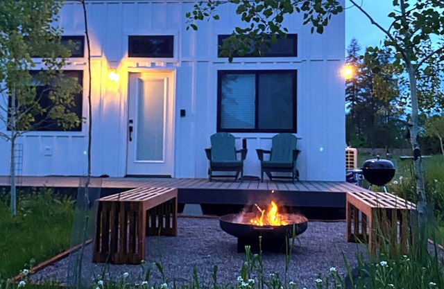 Luxury tiny home conveniently located between Whitefish and Colimbia Falls!