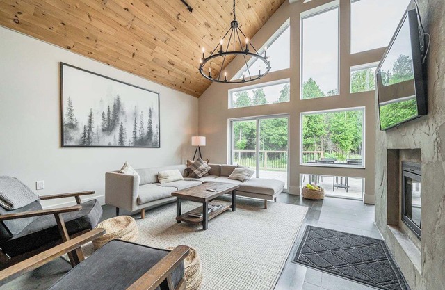 Luxury Tobermory Retreat: Modern Home + Hot Tub