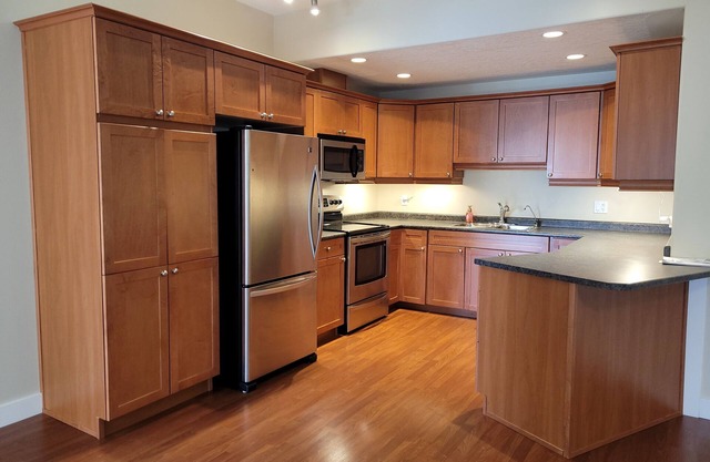 Luxury top floor apartment style condo with balcony. 25 minutes from EIA.