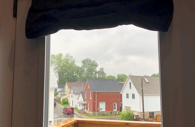 Luxury, top floor suite with free parking space. Walking distance to downtown!