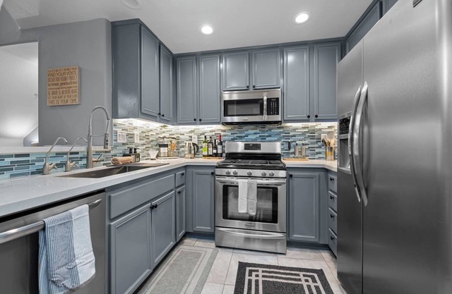 Luxury Touches Home for 6 w/Covered Free Parking