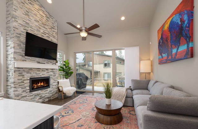 Luxury townhome cabin 58, minutes from Winter Park Resort, trails, hiking