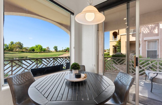 Luxury Townhome in Chandler-Stunning Views of Lake/Golf Course Large 3BR 2.5BA