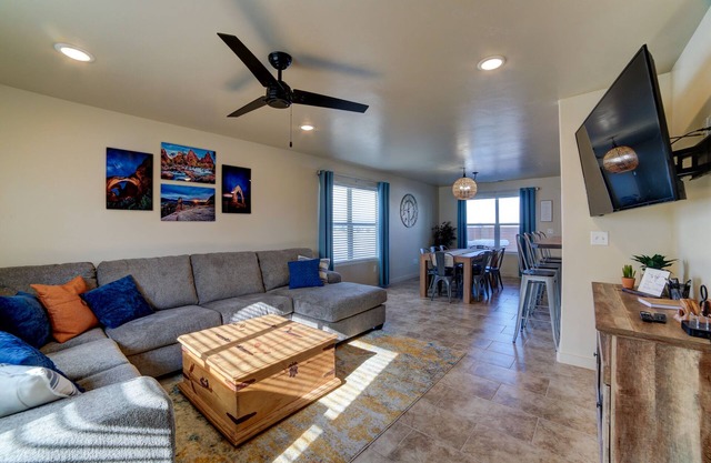Luxury Townhome in Moab with POOL Hot Tub WI-FI KING BED