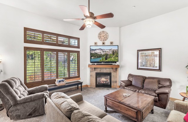 Luxury Townhome: Private Balcony & Hot Tub, Great Location, 4 BR