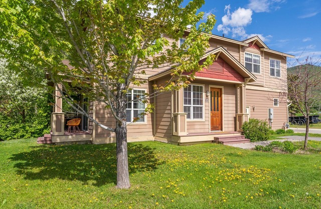 Luxury Townhome-Steps From a Mt. Rides Bus Stop