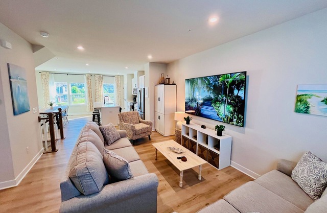 Luxury townhome w/pool & clubhouse access, community dock, kitchen & free WiFi