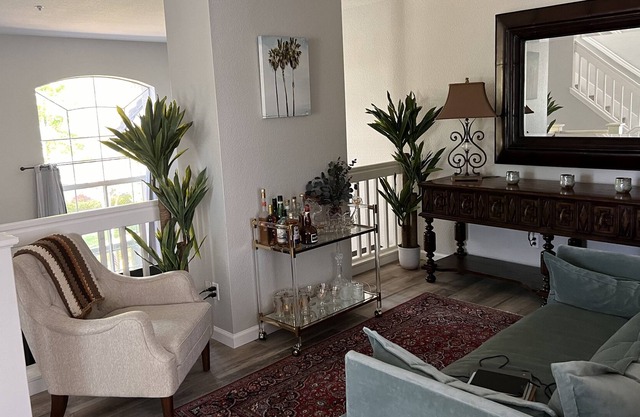 Luxury townhouse-private, end unit-walking distance to restaurants