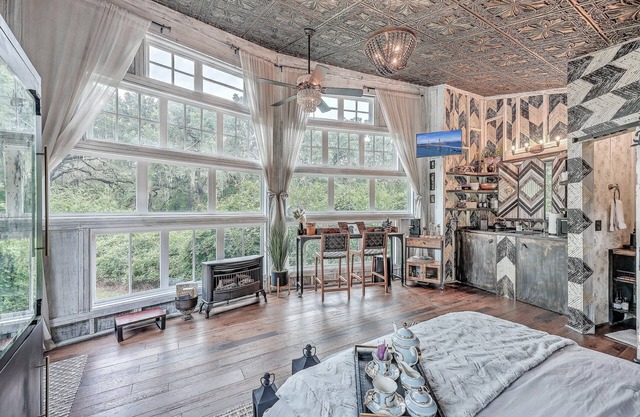 Luxury Treehouse. Pets ok,