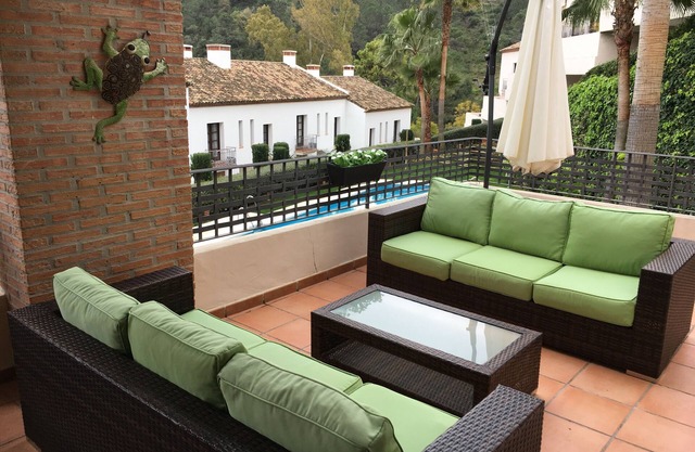 Luxus-Zwei-Bett-Wohnung direkt in Benahavis Dorf