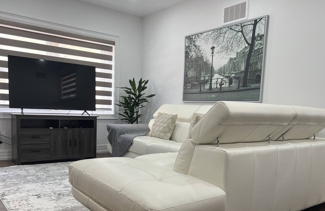 Luxury two Bedrooms Suite with free parking