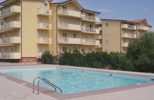 Luxuriöse Ferienwohnung mit zwei Schlafzimmern und zwei Balkonen, 5 Minuten vom Strand entfernt, für 6 Personen
