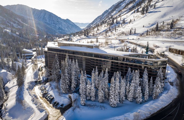 Luxury unit - Snowbird Cliff Lodge: Ski on/off, heated lockers, World Class Spa.