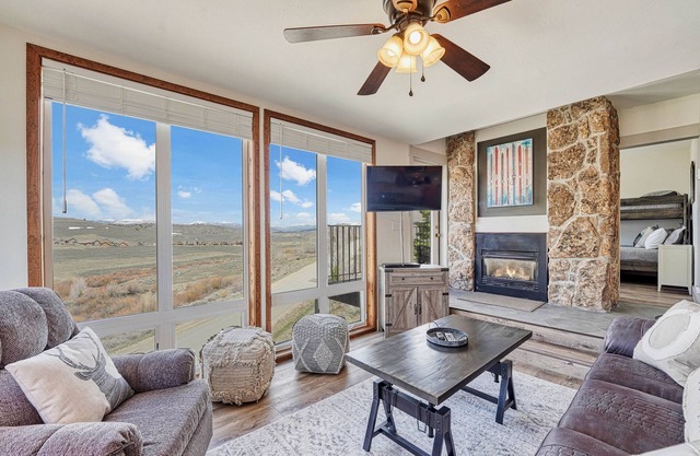Luxury Updated 2BR2BA/Walk to Base/Bike Hike Fish Golf/STUNNING Mountain Views🌄