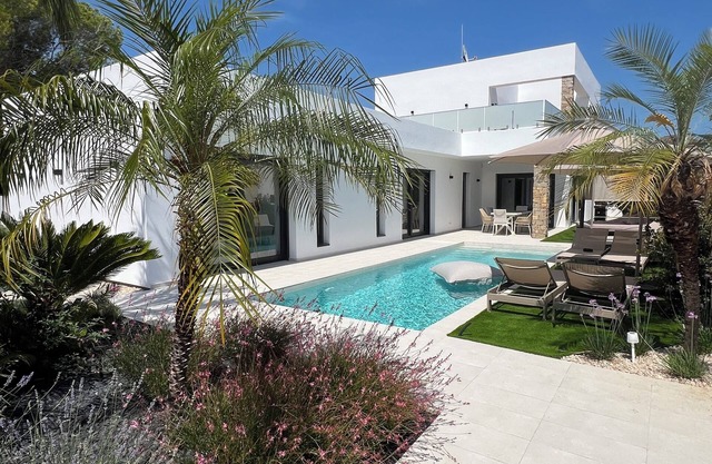 Luxus-Ferienhaus für 8 Personen mit beheiztem Salzwasserpool, 450 m zum Meer