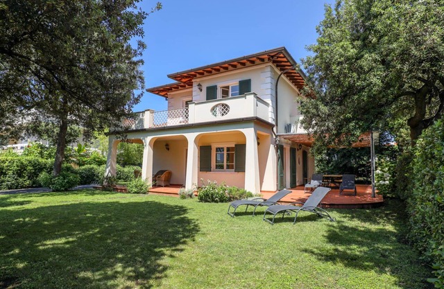 LUXUS VERSILIA VILLA, 4 SCHLAFZIMMER UND 5 BADEZIMMER, GARTEN, KLIMAANLAGE WIFI
