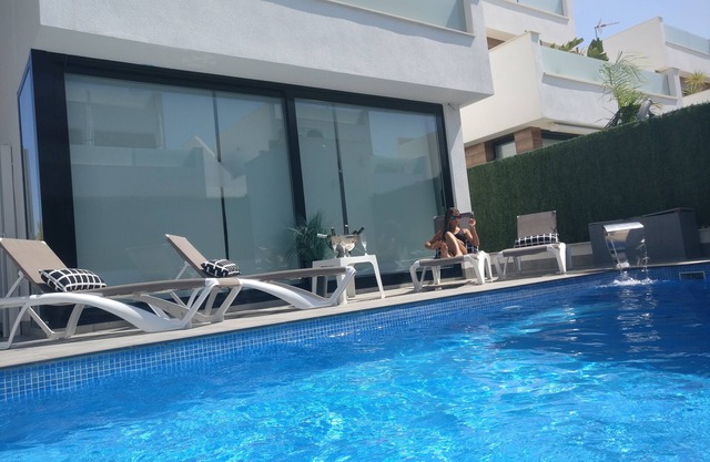 Luxus 4-Bett-Villa, privater beheizter Pool, Whirlpool mit 6 Plätzen, zu Fuß zum Strand.
