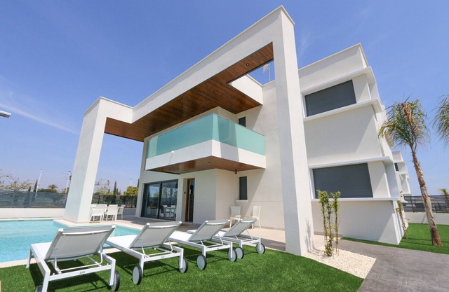 Luxusvilla in fußläufiger Entfernung zum Strand in einem ruhigen Park. BILLIGER PREIS