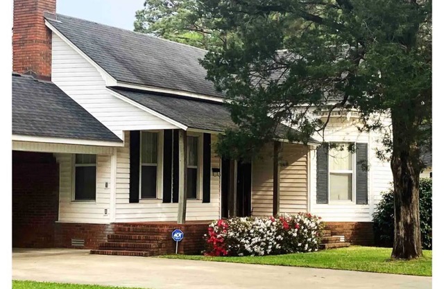 Luxury Victorian Home: King Master Suite EZ Access