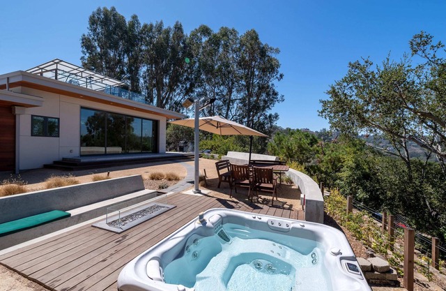 Luxury, Views for Miles, Hot Tub, 20 Min To SF