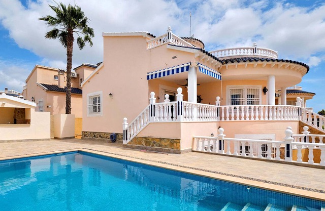 Luxury villa with ample space, own heated pool perfect location in quiet surroundings