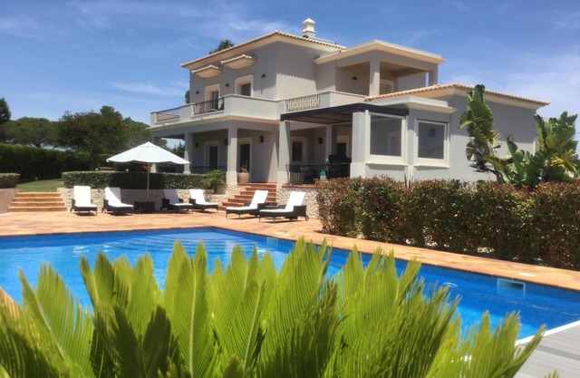 Luxus-Villa mit Pool und Meerblick