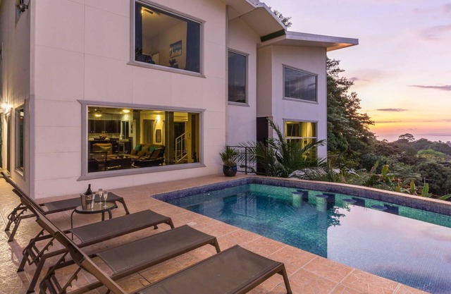 Voll klimatisiert, fantastischer Meerblick, privater Pool und Spielzimmer