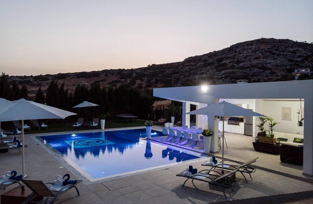 Luxusvilla 5 Star 7 Bdrm Private Villa: Whirlpool, Meerblick, Pool, Gärten