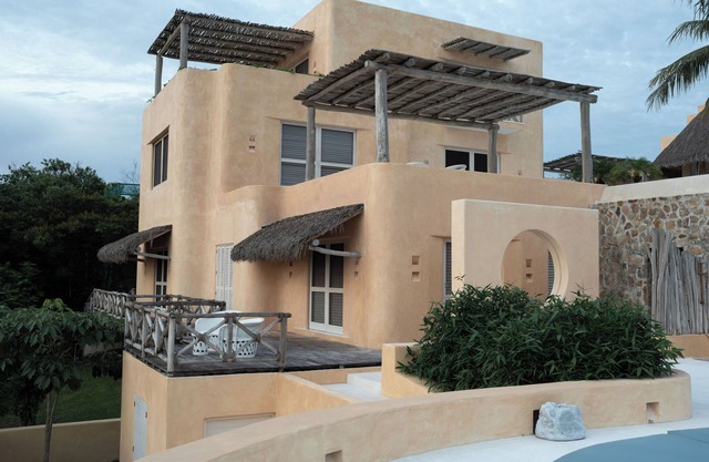 Luxury Villa: Beachfront & Premium Services