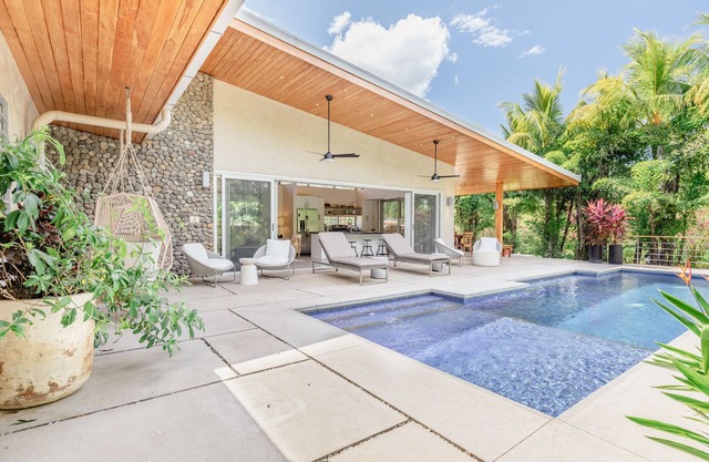 Modernes Einfamilienhaus mit Pool, Schritte zum Strand in privater Gemeinschaft