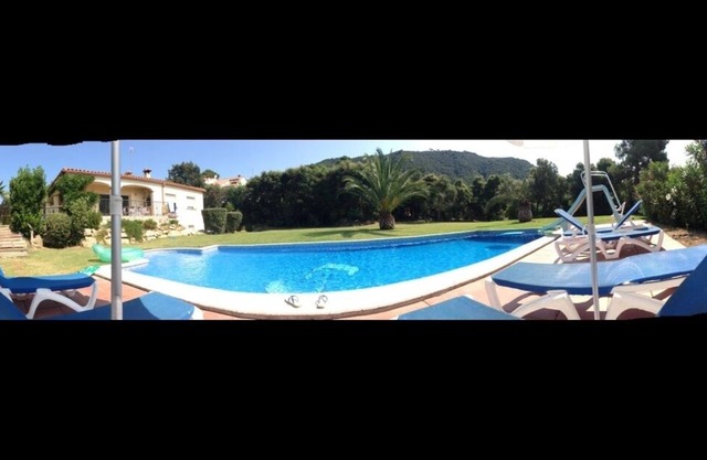 Luxusvilla mit großem Schwimmbecken + Garten, herrlicher Aussicht, nahe Girona