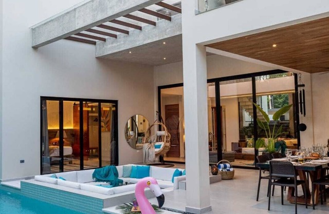 Luxury Villa for 12, Heated Pool, Lounges, Bathtub