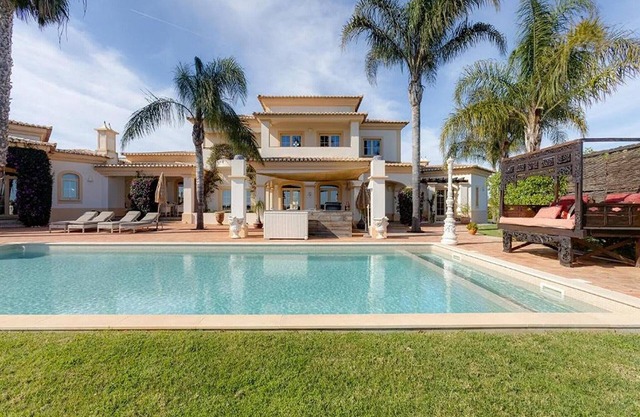 Luxusvilla mit Fitnessraum, Jacuzzi und Schwimmbad