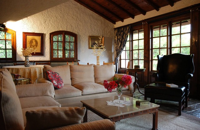Luxusvilla in Pinienwald mit Meerblick