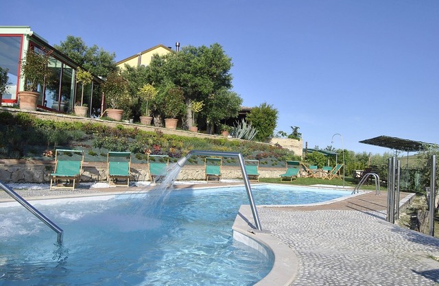 Große, luxuriöse Villa in Oliven- und Weinbergen, bis zu 12 Gäste, beheizter Pool & Wellnessbereich