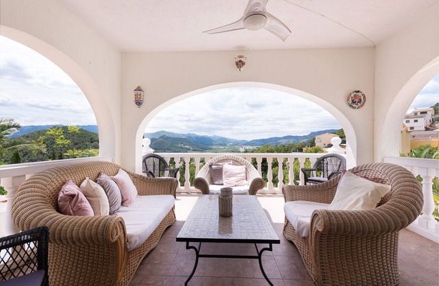 Luxus-Villa von 300 m2 mit Pool und malerischen Blick für 14 Personen