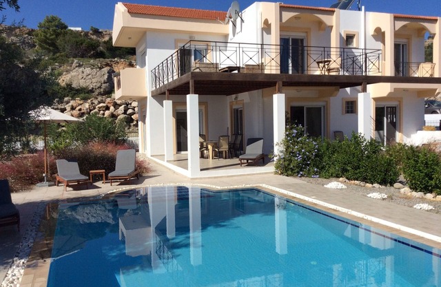 Luxuriöse Villa mit beheiztem privatem Pool und Blick auf den Tsampika-Strand