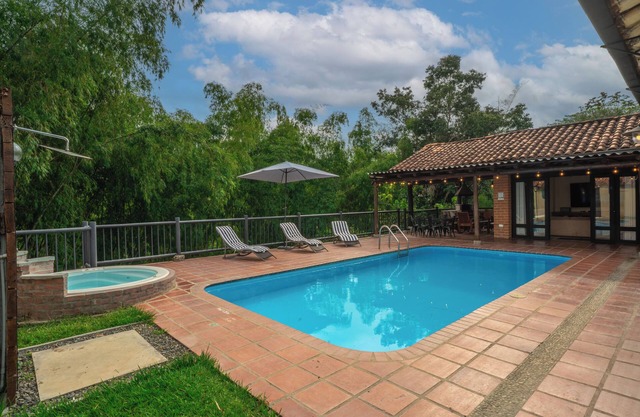 Villa with private pool and heated jacuzzi, 5 min from Panaca Park.