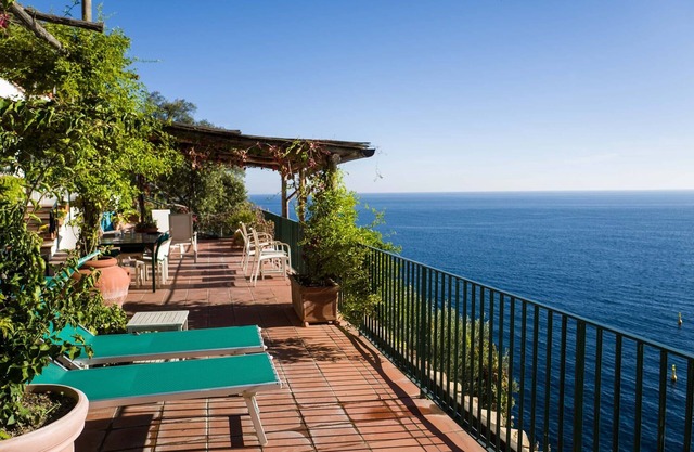 Traumvilla mit direktem Meerzugang und Pool.
