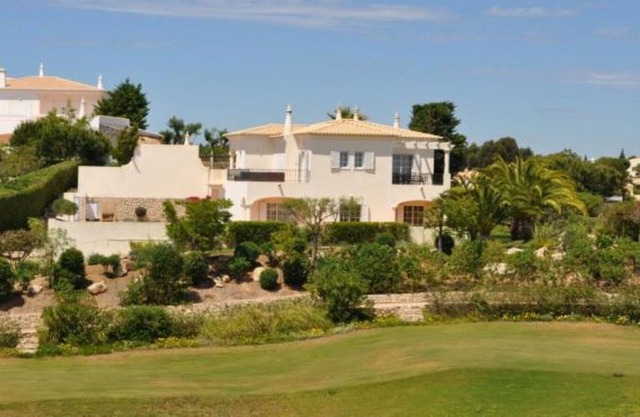 Luxusvilla mit privatem Pool, Gärten und herrlichem Meerblick