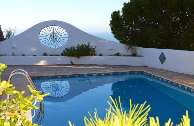Luxusvilla, in ruhiger Lage, privater Pool, gemeinsamer Tennisplatz