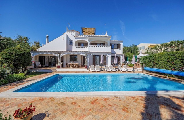 Luxus-Villa, in unmittelbarer Nähe zum Strand + Restaurants, WI-FI, beheizbarer Pool.